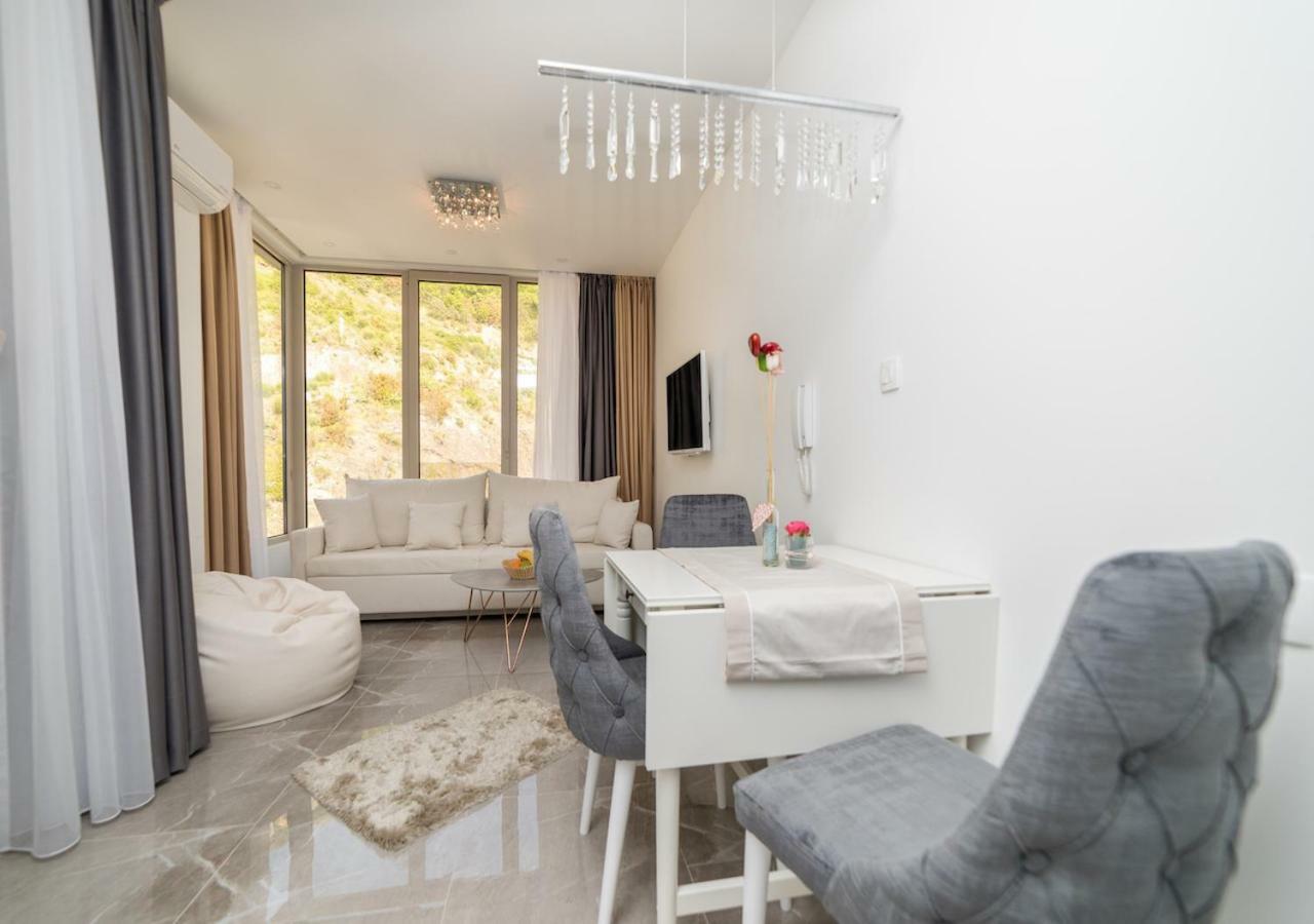 Twins Apartment Rafailovici Exterior photo